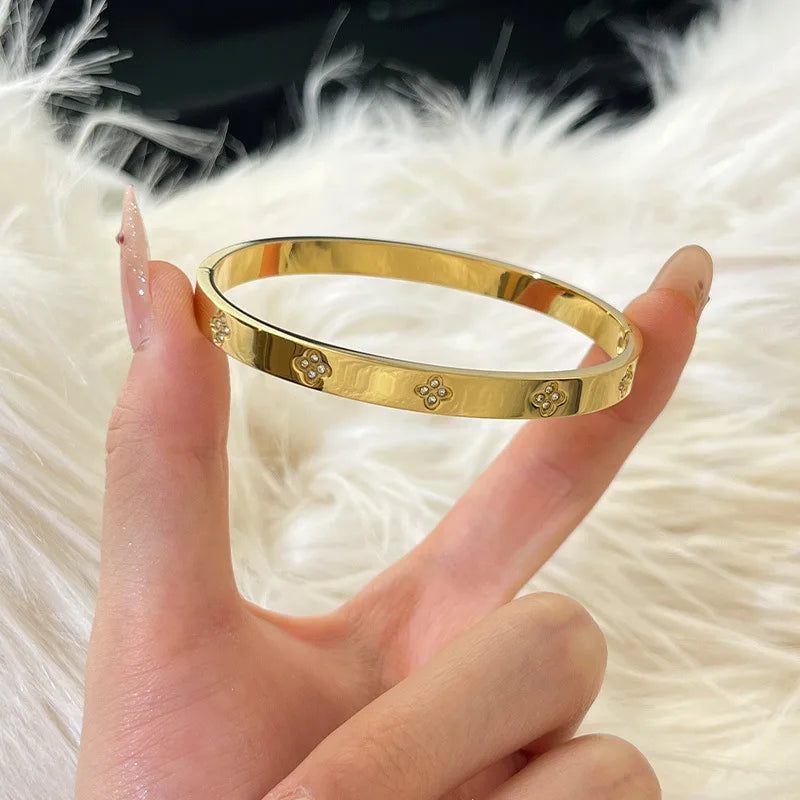 Pulseira Dourada em Aço Inoxidável com Zircônias