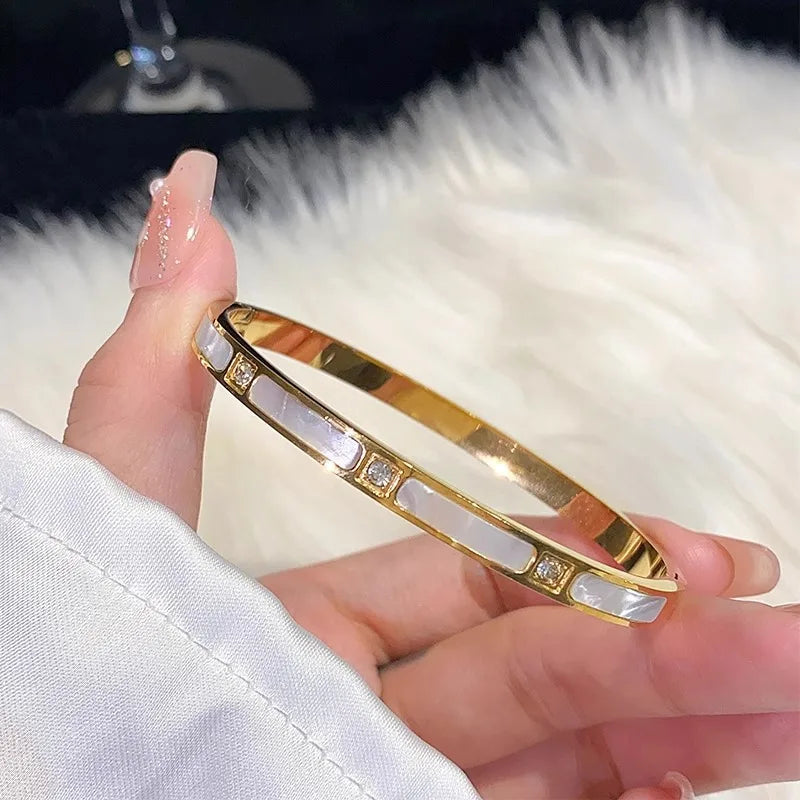 Pulseira Dourada em Aço Inoxidável com Zircônias