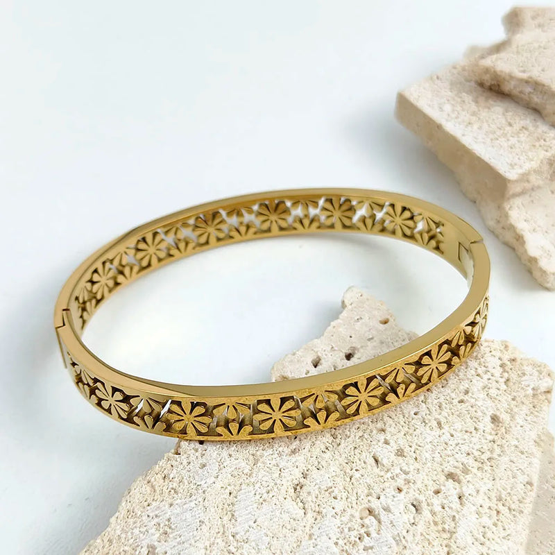 Pulseira Floral com Elegância
