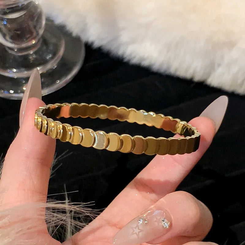 Pulseira Dourada em Aço Inoxidável com Zircônias